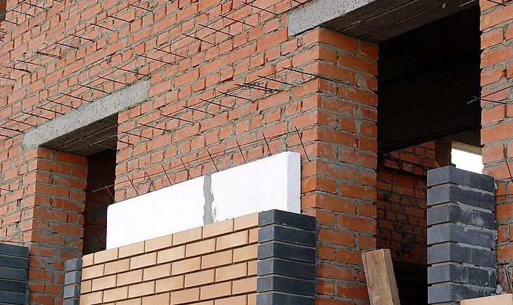 оконные проемы в кирпичной кладке. кирпичная кладка окна. лучковая арка кирпичная. облицовка проемов кирпичом. кладка оконного проема кирпичом.