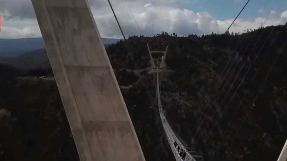 Dünyanın en uzun yaya asma köprüsü Portekiz’de açıldı