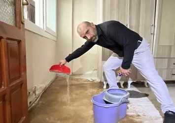 İZSU'nun şebeke suyundaki patlak vatandaşı evinden etti