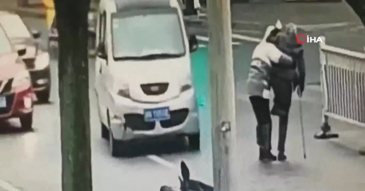 Yolun karşısına geçmeye çalışan yaşlı adamı sırtında taşıdı