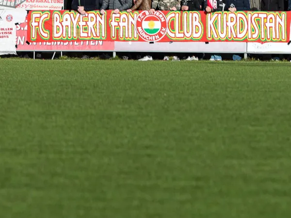 turkgucu-bayern-munih-2-macinda-alcak-provokasyon-pkk-sempatizanlari-pankarti-indirmeyince-polisten-dayagi-yed-1668887886598.jpeg Türkgücü-Bayern Münih 2 maçında alçak provokasyon! PKK sempatizanları pankartı indirmeyince polisten dayağı yedi - 1