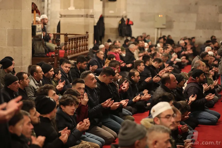 Tüm Türkiye depremde vefat edenler için ellerini semaya kaldırdı 18