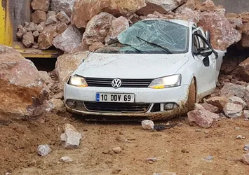 Balıkesir'de kamyondan dökülen kayaların altında kaldı!