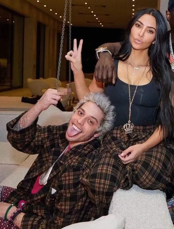 kim-kardashian-sevgilisi-kimdir-kim-kardashianin-14-yas-kucuk-sevgilisi-pete-davidson-kimdir-1637306620417.jpg Kim Kardashian’ın 14 yaş küçük sevgilisi Pete Davidson kimdir? Kim Kardashian sevgilisi kimdir? - 1