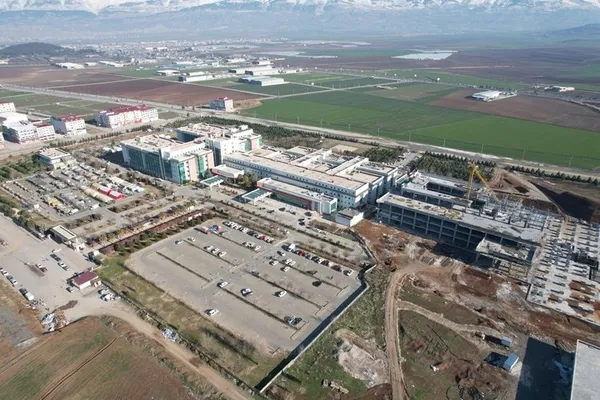 asrin-felaketinde-sismik-izolatorlu-sehir-hastaneleri-dimdik-ayakta-1676353851118.jpg Kahramanmaraş depreminde gözler sismik izolatörlü şehir hastaneleri çevrildi! Dimdik ayakta kalarak şifa dağıtıyorlar - 11