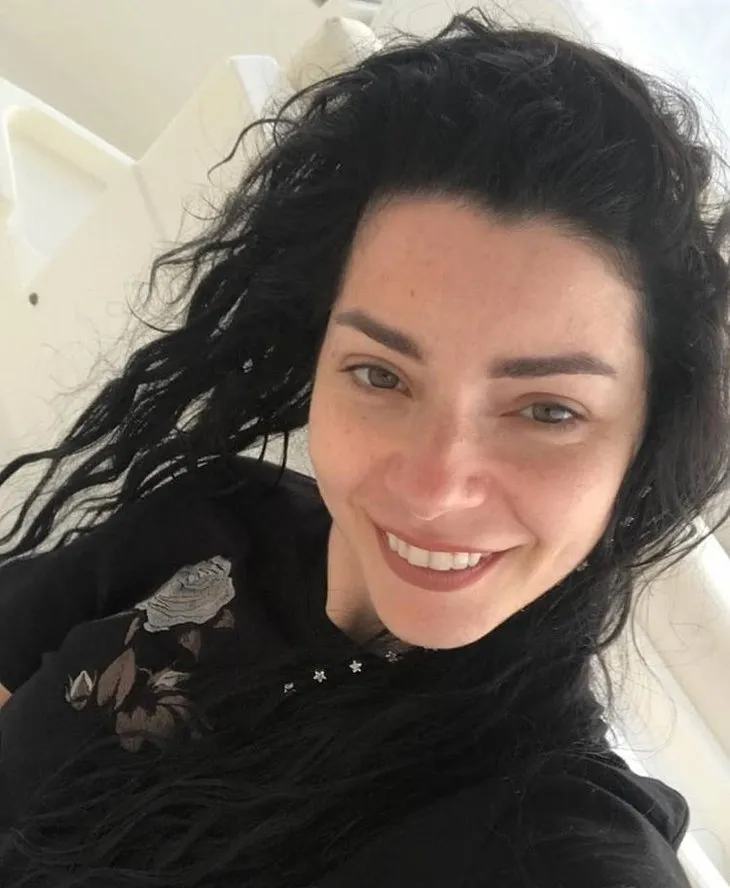 Neslihan Atagül’ü bir de makyajsız görün! Ünlülerin makyajsız halleri