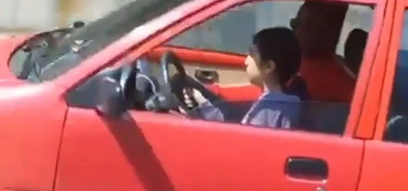 Maltepe çileden çıkaran görüntü! Çocuk sürücü araçla trafiğe çıktı