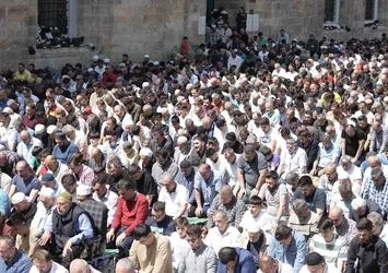 Cuma namazında tarihi camiler doldu taştı