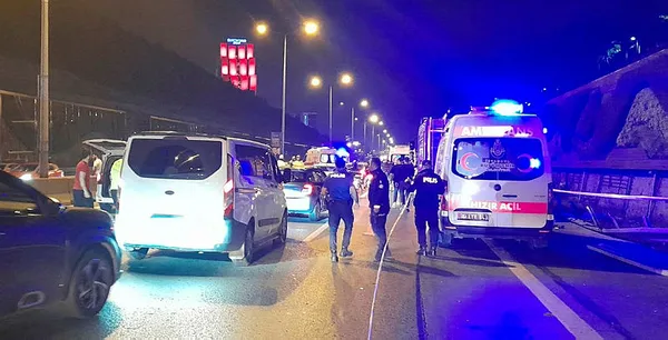 istanbulda-gece-yarisi-feci-kaza-otomobil-iscilere-carpti-cok-sayida-olu-var-1684879747783.jpg İstanbul'da gece yarısı feci kaza! Otomobil işçilere çarptı! Çok sayıda ölü var... - 3