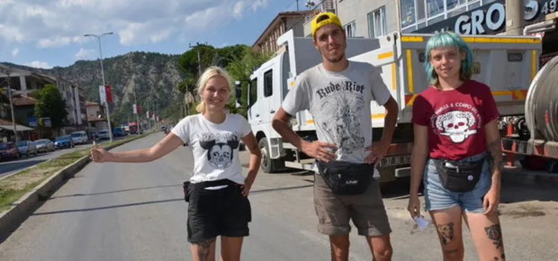 Rus öğrenciler otostopla Türkiye turunda