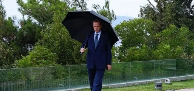 Başkan Erdoğan’ın yağmurlu havada çekilen fotoğrafı paylaşıldı