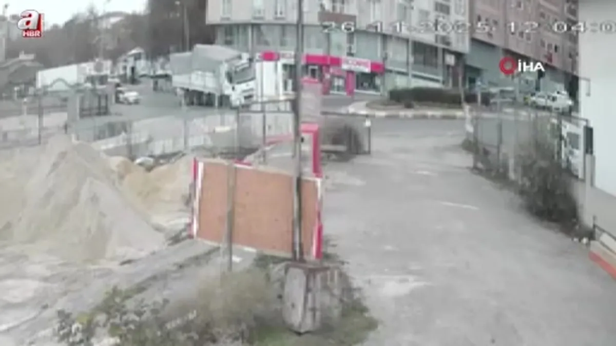 Esenyurt'ta aşırı yüklü kamyon virajı alamayınca yan yattı