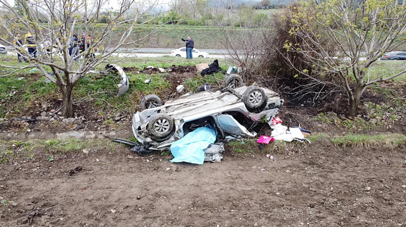 Kontrolden çıktı taklalar atarak tarlaya uçtu: 1 ölü, 2 yaralı