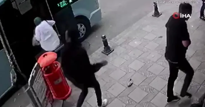karabukte-soke-eden-olay-minibusten-inenler-neye-ugradiklarini-sasirdi-baslarina-tas-yagdi-1713643313692.jpeg Karabük’te akılalmaz olay! Minibüsten inenler neye uğradıklarını şaşırdı: Başlarına taş yağdı - 3