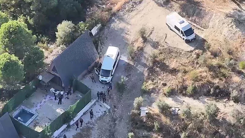 1792833135085.png İzmir'de nefes kesen operasyon: 30 yıl hapis cezası bulunan firari bungalovda yakalandı - 1