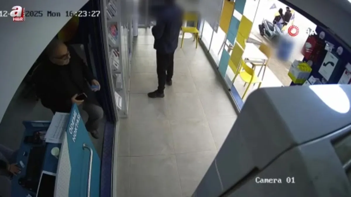Camekandaki cep telefonunu kaşla göz arasında çalan hırsızın o anları kamerada