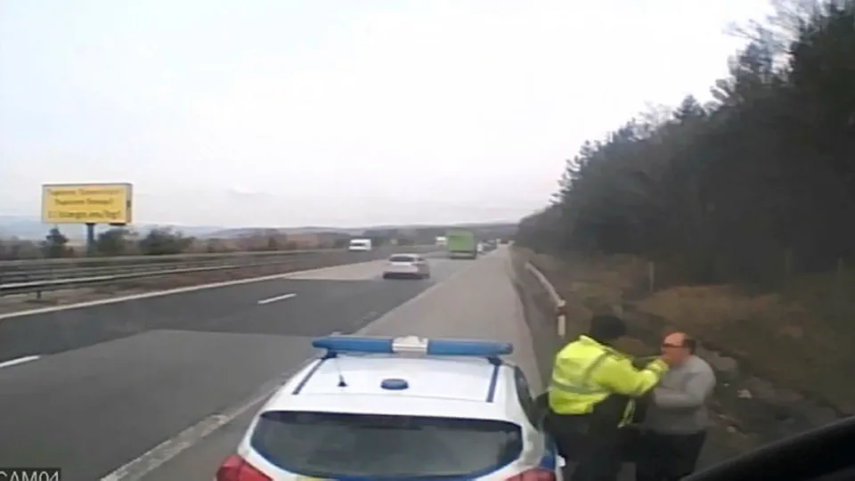 Rüşvetçi Bulgar polisinden Türk şoföre alçak saldırı! 100 euro alamayınca bunu yaptı