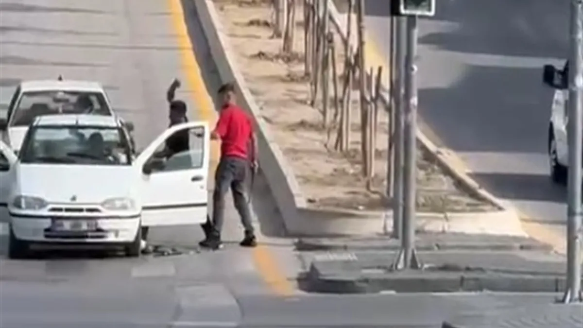 Trafik magandaları dehşet saçtı: Sürücüye bıçak ve kılıçlarla saldırı! O anlar saniye saniye kaydedildi