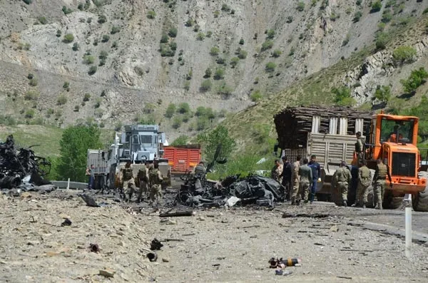Hakkari-Van Karayolu'nda mühimmat taşıyan tırda patlama - 1