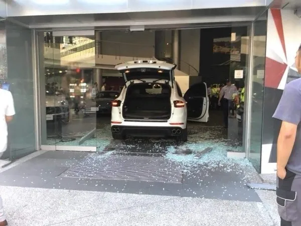 İstediği olmayınca Porsche'si ile Porsche yetkili servisine daldı - 1