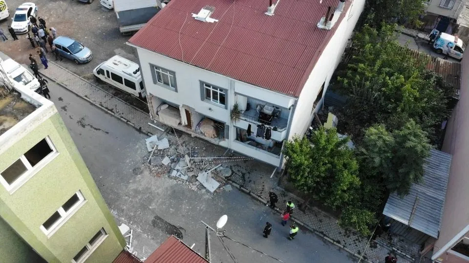 Avcılar’da bir binada tüp patladı! A Haber olay yerinde