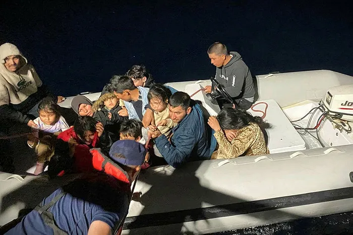 Bodrum açıklarında düzensiz göçmenleri taşıyan lastik bot battı - 1