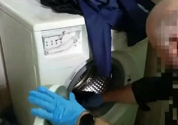 Çamaşır makinesine gizledikleri silahlarla yakalandılar