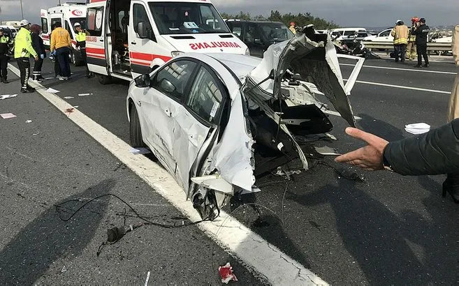 Istanbul Da Feci Kaza Tem De Otomobil Ikiye Bolundu Ahaber Video Izle