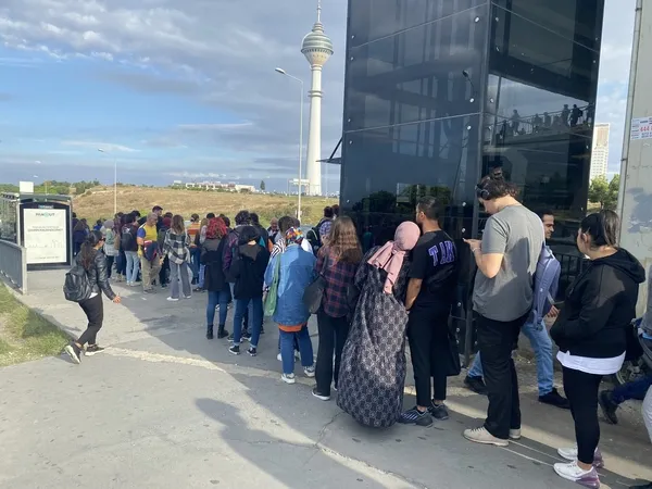 iett-otobusu-krizi-yolcular-yolu-kesti-1664356230194.jpg İETT otobüsü krizi! Yolcuların bazıları yol kesti bazıları ise metrelerce kuyruk oluşturdu - 6