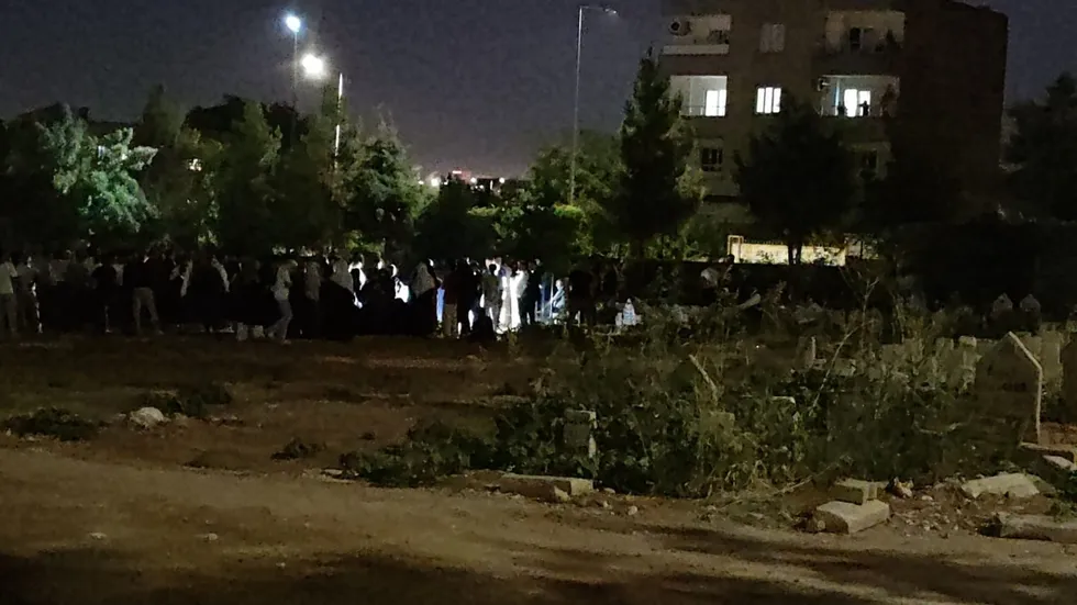 1785092010865.jpeg Polis ekipleri, mezarlık ve çevresinde geniş güvenlik önlemi aldı. (İHA)