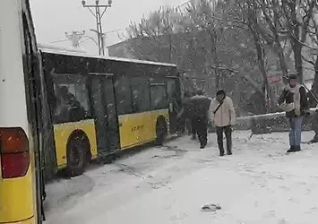 Yolda kayan İETT otobüsü ağaca çarptı! İstanbul'da kar sonrası kaza