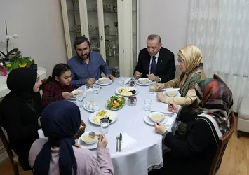 Halkın adamı halkın sofrasında: Başkan Erdoğan ve eşi iftar için İstanbul'da bir ailenin evine konuk oldu