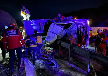 Malatya'da TIR devrildi: 2 ölü 1 yaralı