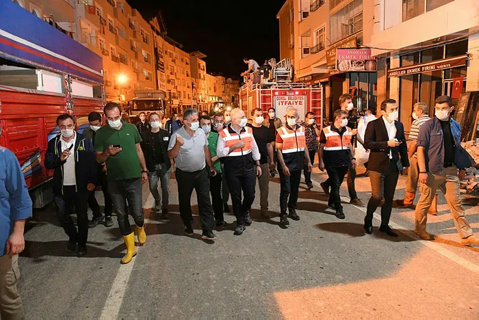 Bakan Karaismailoğlu’ndan selin vurduğu Dereli’de gece mesaisi! Vatandaşların sorun ve talepleri dinledi