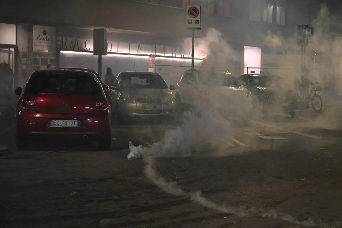 avrupada-yasanan-protesto-dalgasi-sokaklari-karistirdi-1792869711569.jpg Paris’ten Roma’ya büyük kaos! A Haber Avrupa'daki protestoların kalbinde - 7
