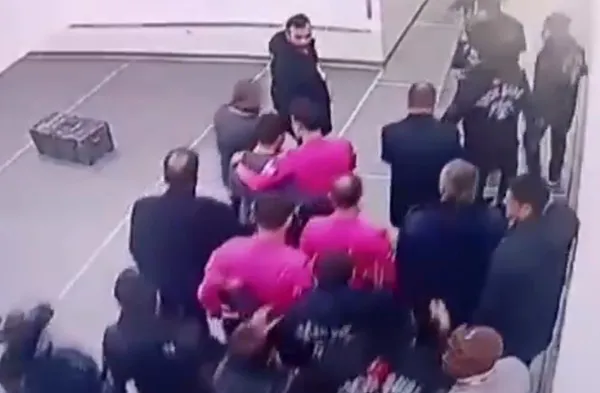 Soyunma odası koridorunda sarılmışlar! Halil Umut Meler’in özür dilemedi dediği Emre Belözoğlu’yla görüntüleri ortaya çıktı