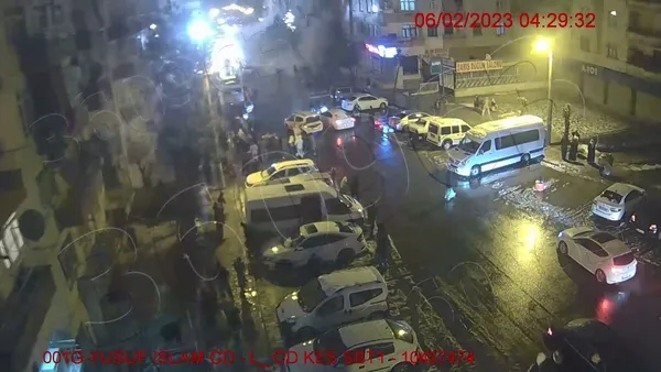 depremin-dehset-verici-goruntuleri-mobese-kameralarina-yansidi-bina-sokaga-cikan-insanlarin-uzerine-yikildi-1676225017632.jpg Depremin dehşet verici görüntüleri mobese kameralarına yansıdı: Bina sokağa çıkan insanların üzerine yıkıldı - 4