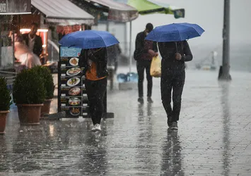 İstanbullular sağanak yağmura yakalandı