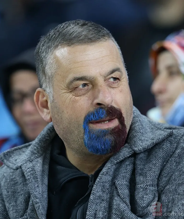 Trabzonspor-Fenerbahçe maçında tribünde Trabzon vurgulu koreografi: "Vatan bölünmez tektir" 9