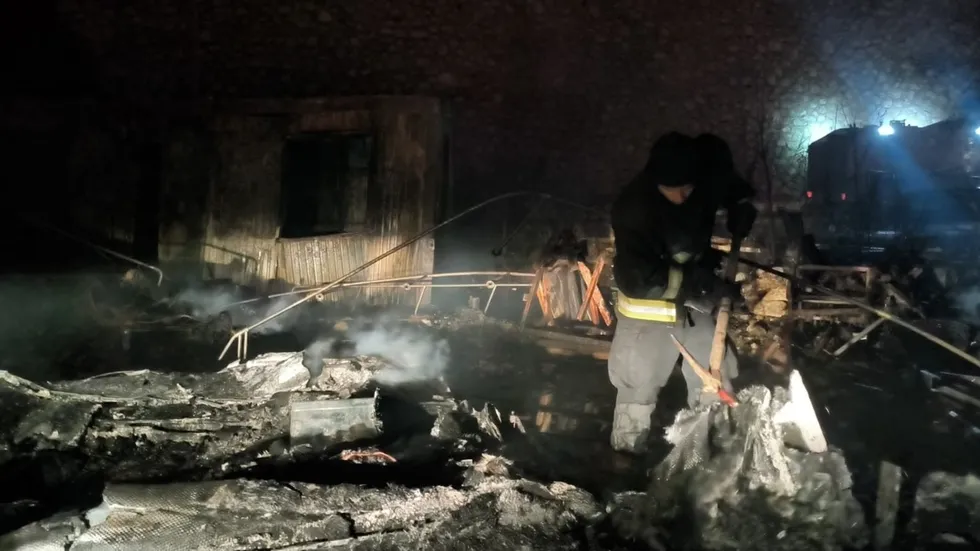 Antalya Balıkçı Barınağı’nda gece yangını! Şiddetli rüzgârın ardından büyük hasar: 20’den fazla tekne küle döndü - 1