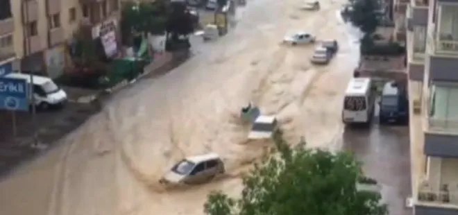 Son dakika: Ankara sele teslim! Su altında kalan caddelerde araçlar sürüklendi