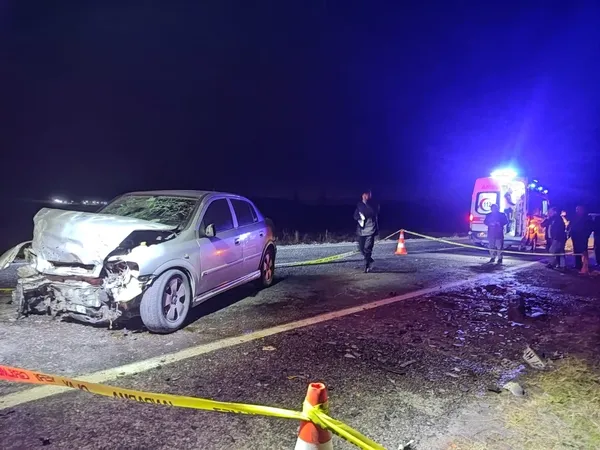 1704561185169.jpg Niğde’de feci kaza! İki otomobil kafa kafaya çarpıştı: Ölü ve yaralılar var - 4