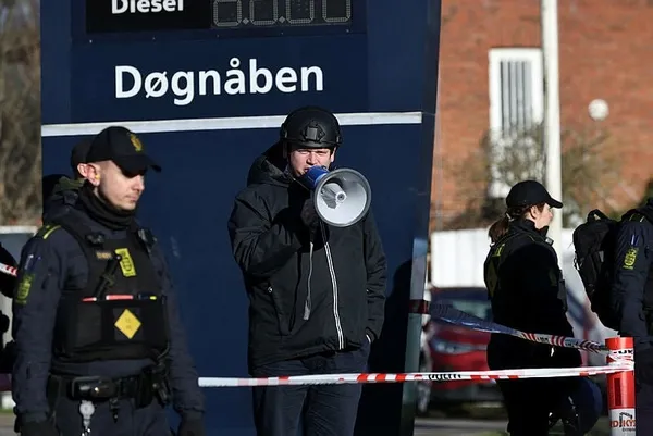 İsveç’te Kur’an-ı Kerim yakan Rasmus Paludan bu kez Kopenhag’da yaktı! Her cuma Kur’an yakacağım demişti