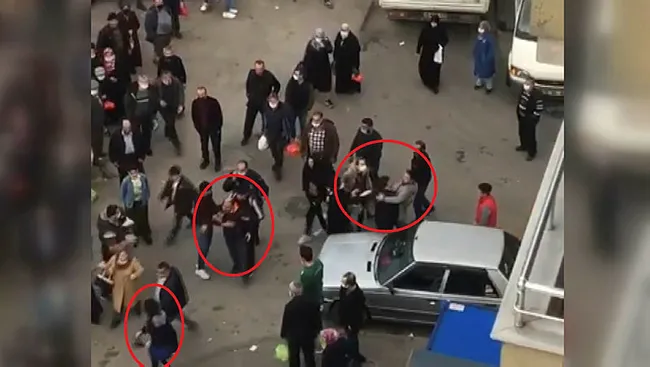 Bursa’da pazarda genç kadınla adamın yumruklu kavgası kameraya yansıdı - 1