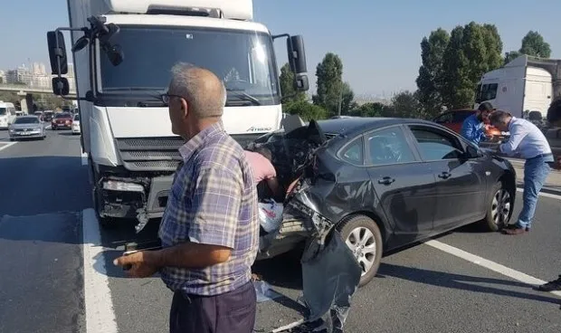 TEM Otoyolu'ndaki feci kazada mucize! Burunları bile kanamadı - 1