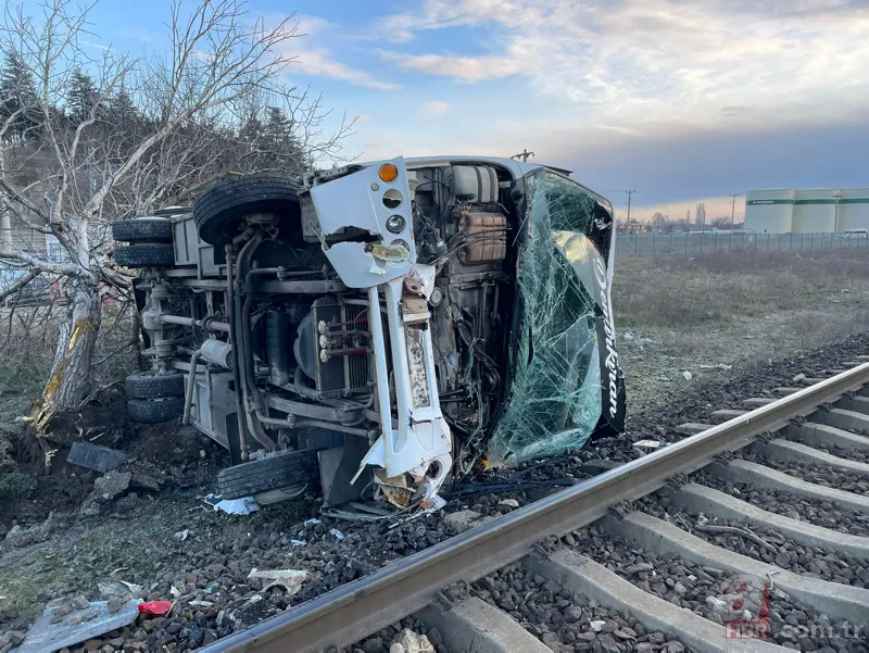 Sivas'ta yolcu otobüsü devrildi! Kırklareli'nde yolcu treni işçi servisine çarptı | Peş peşe kötü haberler 14