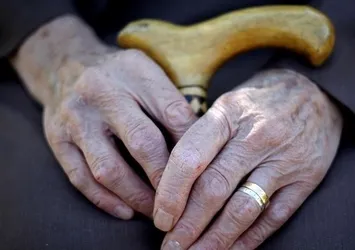 Alzheimer kadınlarda daha sık görülüyor