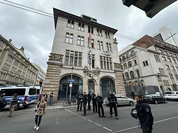 berlinde-ogrencilerin-filistine-destek-gosterisine-polis-mudahale-etti-1716405831658.jpeg Dünya üniversiteleri Gazze için tek yürek! Filistin ateşi Berlin’i de sardı: Öğrencilerin "Özgür Filistin" gösterisine polisten müdahale - 3