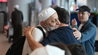 "Yüreğimiz orada kaldı..." Hacılar yurda döndü, havalimanında duygusal anlar yaşandı