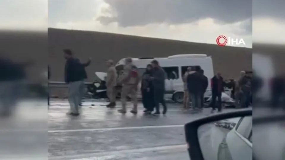 Van’da katliam gibi kaza! Minibüs ile kamyonet çarpıştı: Ölü ve yaralılar var